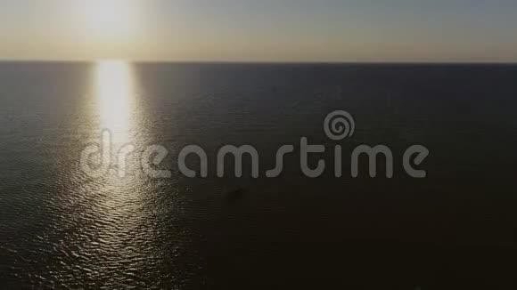 日出时在平静的海面上失事视频的预览图