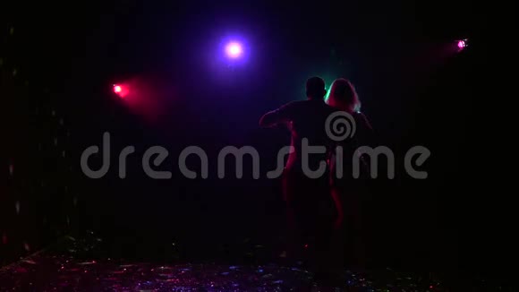 一对一对跳拉丁美洲舞慢动作视频的预览图