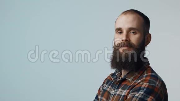 自信的嬉皮士胡子男视频的预览图