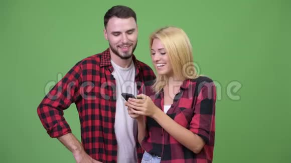 年轻的幸福夫妇一起用电话视频的预览图
