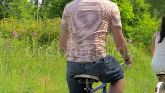 夏天骑固定齿轮自行车的朋友视频的预览图
