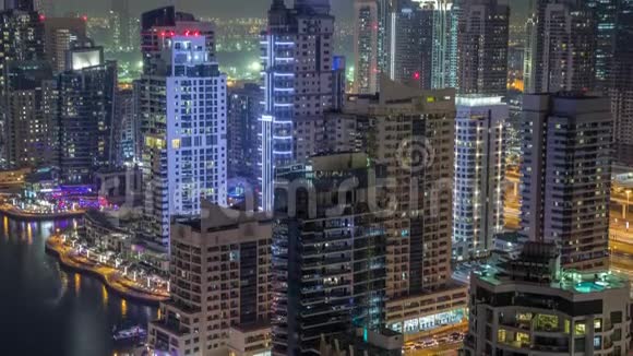带有照明和照明的住宅塔楼迪拜码头视频的预览图