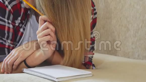 女孩正在笔记本上写字视频的预览图