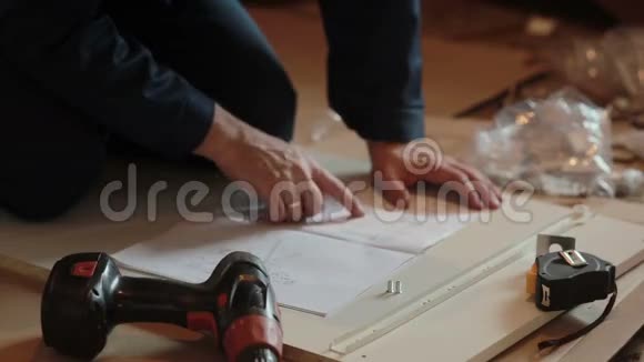 工人使用说明书组装家具视频的预览图