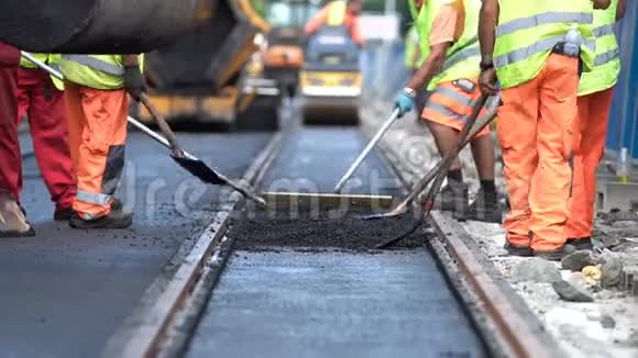 蒸汽压路机工人修建沥青公路和铁路视频的预览图