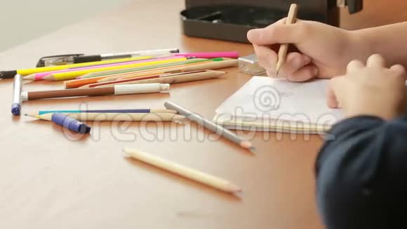 一个青少年在笔记本上画一支简单的铅笔特写视频的预览图