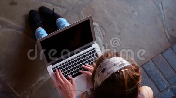 女生用笔记本电脑视频的预览图