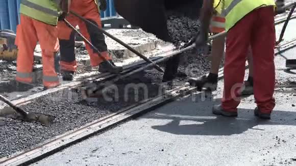 工人修建沥青公路和铁路视频的预览图