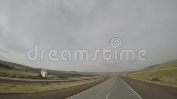 开车穿过美国农村视频的预览图
