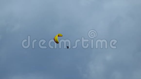 在天空中飞行的串联滑翔伞视频的预览图