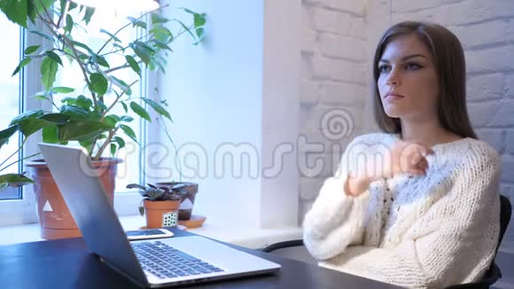 女性设计师在办公室工作的思考视频的预览图