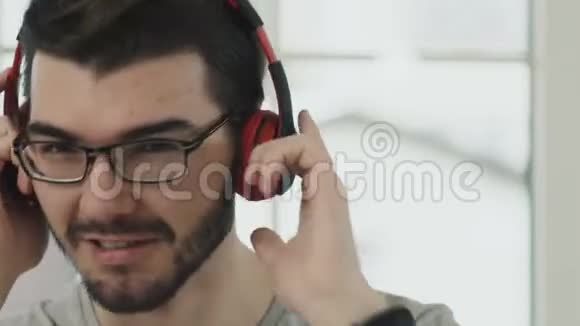 男人用耳机听音乐视频的预览图