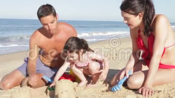 海滩上的家庭建筑沙堡视频的预览图