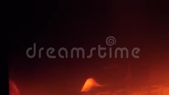 壁炉旁天然木材的红色火焰视频的预览图