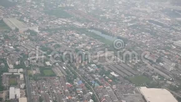 从空中客车双螺旋桨俯瞰曼谷城市视频的预览图