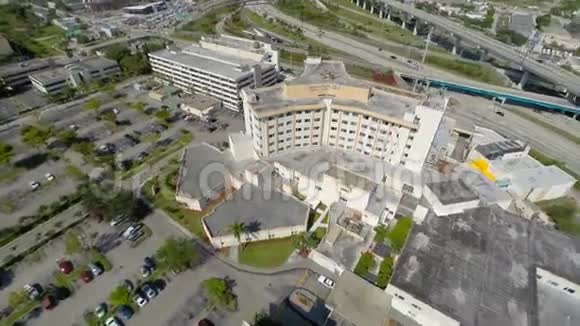 医院的空中录像视频的预览图