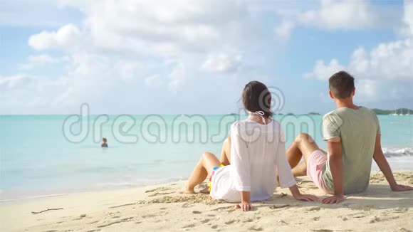 暑假期间在白色海滩上的年轻夫妇视频的预览图