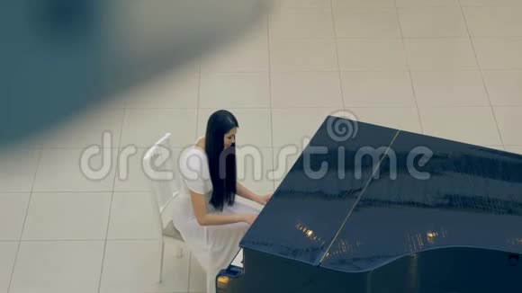 弹钢琴的女钢琴家4K视频的预览图