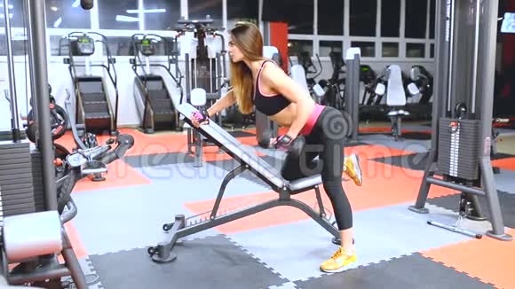 穿运动服的运动员女孩在健身房锻炼手臂和肩膀视频的预览图