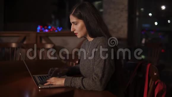 在笔记本电脑上工作的漂亮成年女性视频的预览图
