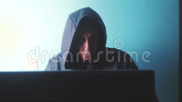 人类黑客在引擎盖的概念未知的黑客罪犯在互联网密码上闯入计算机保护男性视频的预览图