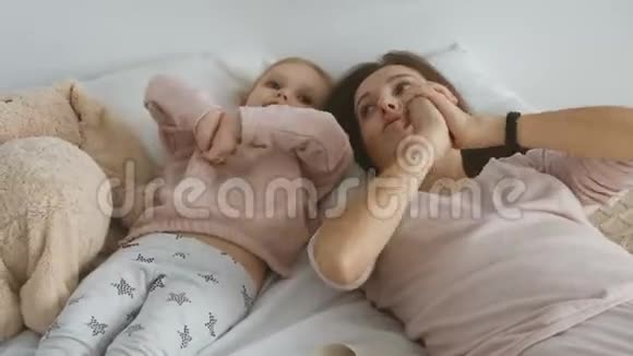 妈妈和她的小女孩在玩视频的预览图