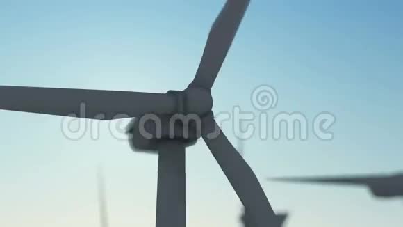 风力和太阳能农场直升机在日光下盘旋视频的预览图