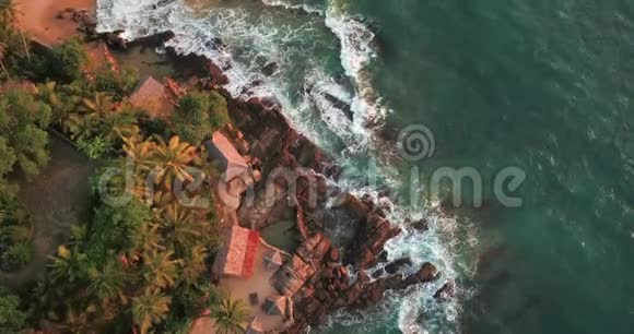带棕榈树的热带海滩浪漫日落视频的预览图