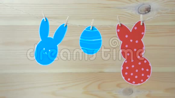 彩色纸兔和纸蛋剪影框架在画布背景下的特写视频的预览图