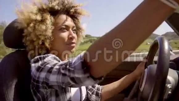 年轻女子驾驶敞篷车视频的预览图