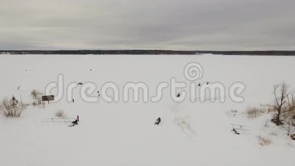 在雪地摩托上赛车视频的预览图