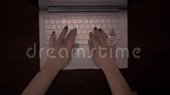 女性手在笔记本电脑键盘上打字视频的预览图