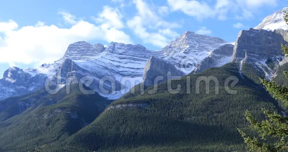加拿大班夫国家公园的山景视频的预览图