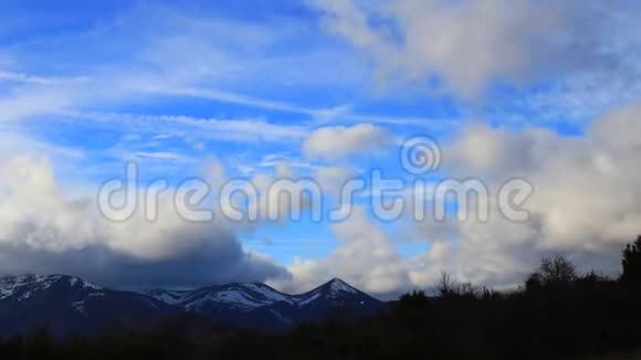 积云在比利牛斯山脉移动视频的预览图