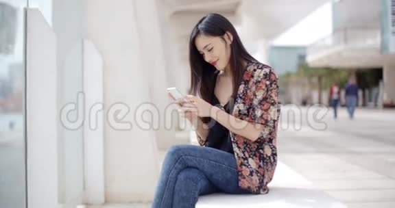 坐着看短信的年轻女子视频的预览图