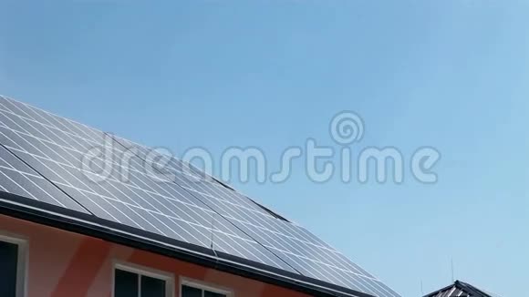 屋顶上的太阳能电池板视频的预览图