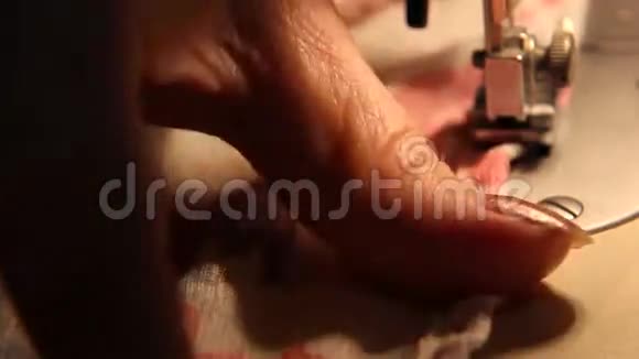 女人在缝纫机上工作视频的预览图
