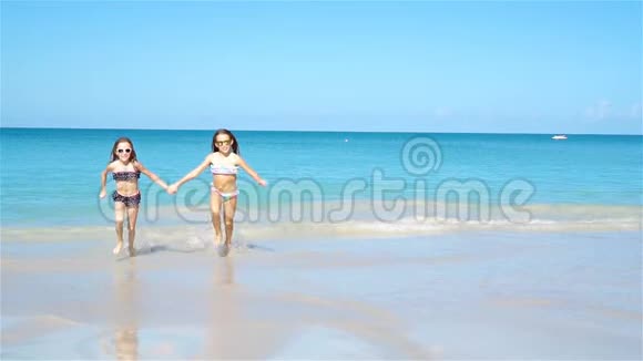 小快乐的孩子们在热带海滩玩得很开心视频的预览图
