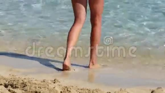 沙滩上晒黑的腿视频的预览图