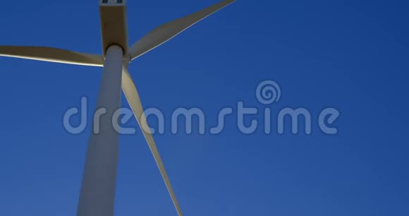 男工程师站在风电场的风磨上视频的预览图