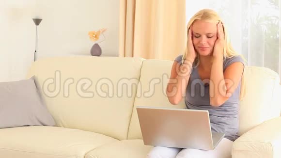 坐在沙发上的一个紧张沮丧的女人视频的预览图