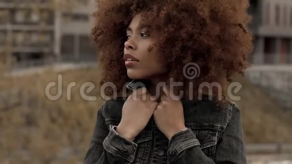 户外城市的黑人混血女人大非洲卷发视频的预览图