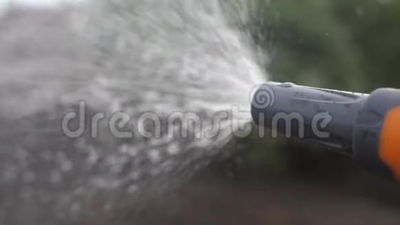 园艺园林护理理念泼水慢动作视频女人拿着花园软管的生活方式浇水视频的预览图