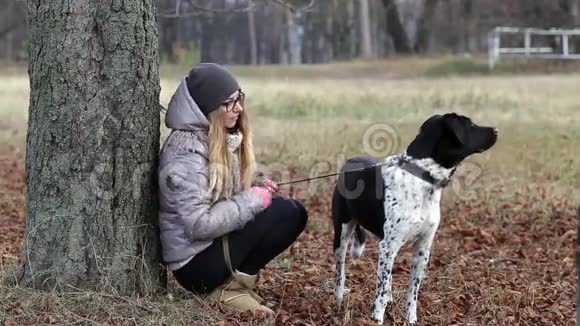 秋天和狗散步的女孩视频的预览图