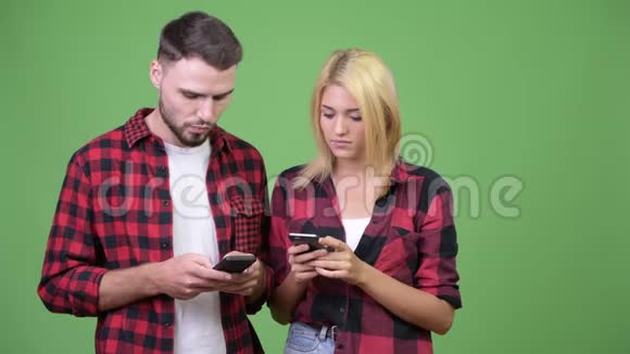 年轻夫妇一起用电话视频的预览图