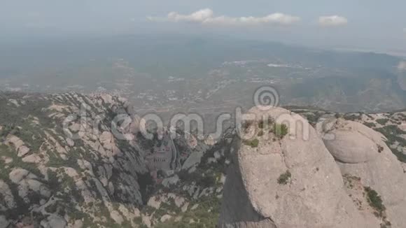 蒙特塞拉特加泰罗尼亚西班牙山顶洞观圣卡瓦德蒙特塞拉特或夏季蒙特塞拉特圣洞视频的预览图