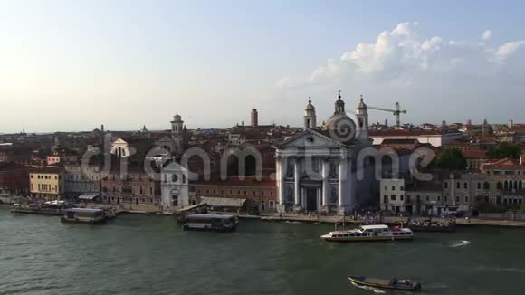 从阳光明媚的游轮上鸟瞰意大利威尼斯视频的预览图