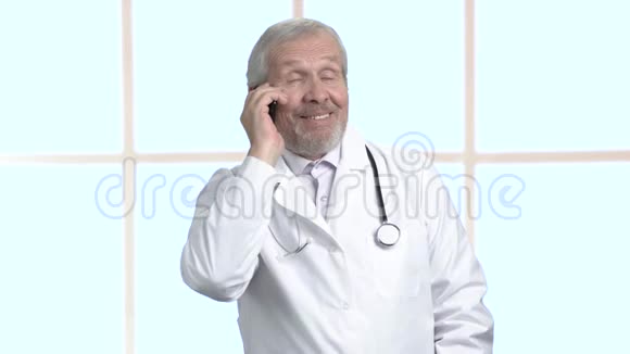 微笑男医生在手机上说话视频的预览图