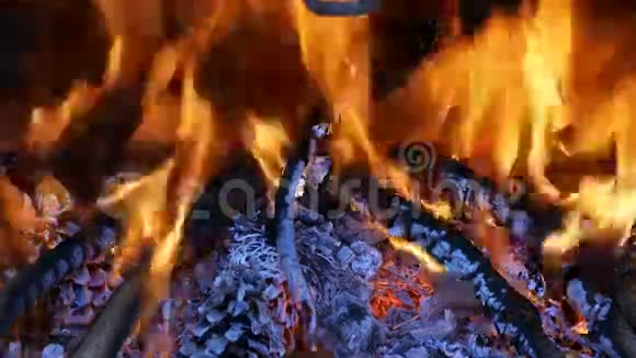 柴火在壁炉里燃烧视频的预览图