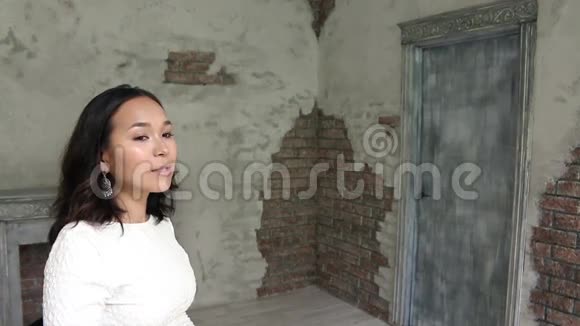 亚洲女人微笑视频的预览图